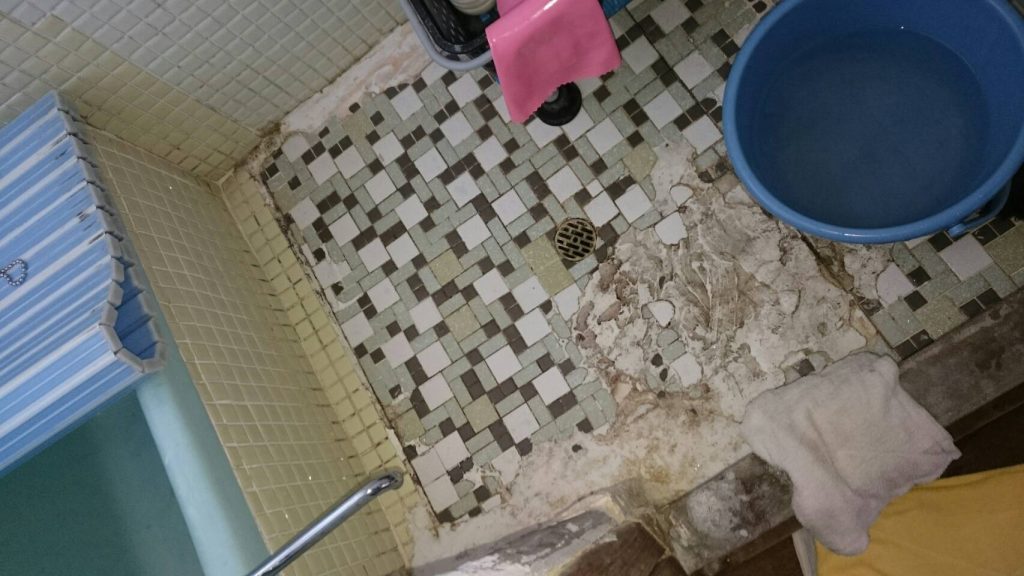 長年大切に使っていただいた浴室も経年劣化でタイルがはがれています