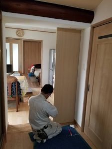 居室の入口に扉を新調している建具屋さん