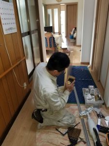 居室の入口に扉を新調している建具屋さん細部の調整中