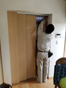 居室の入口に扉を新調している建具屋さん扉を取付