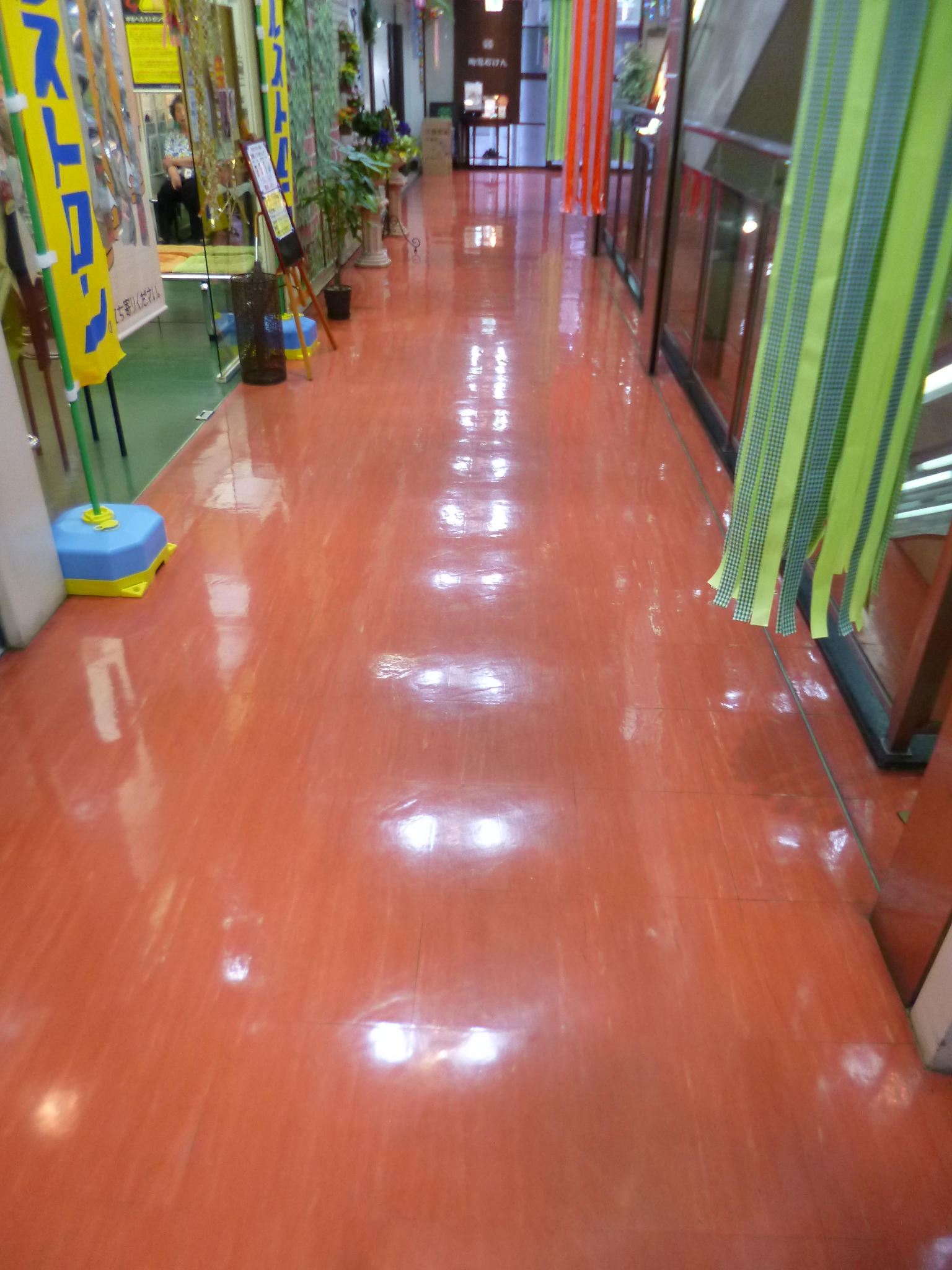 グリーンヒルいこま床（タイル）貼り替工事アクセントタイル。ピカピカに磨き上げられた床