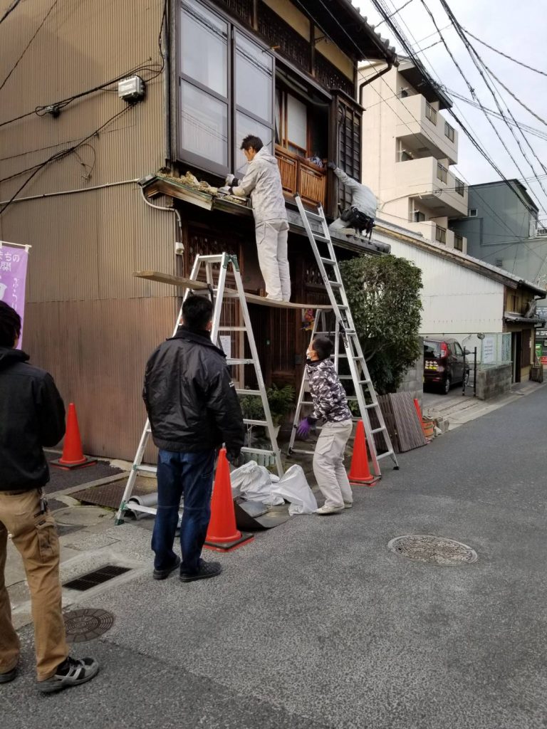 ならまち玄関庇板金遣り替え工事瓦はずし