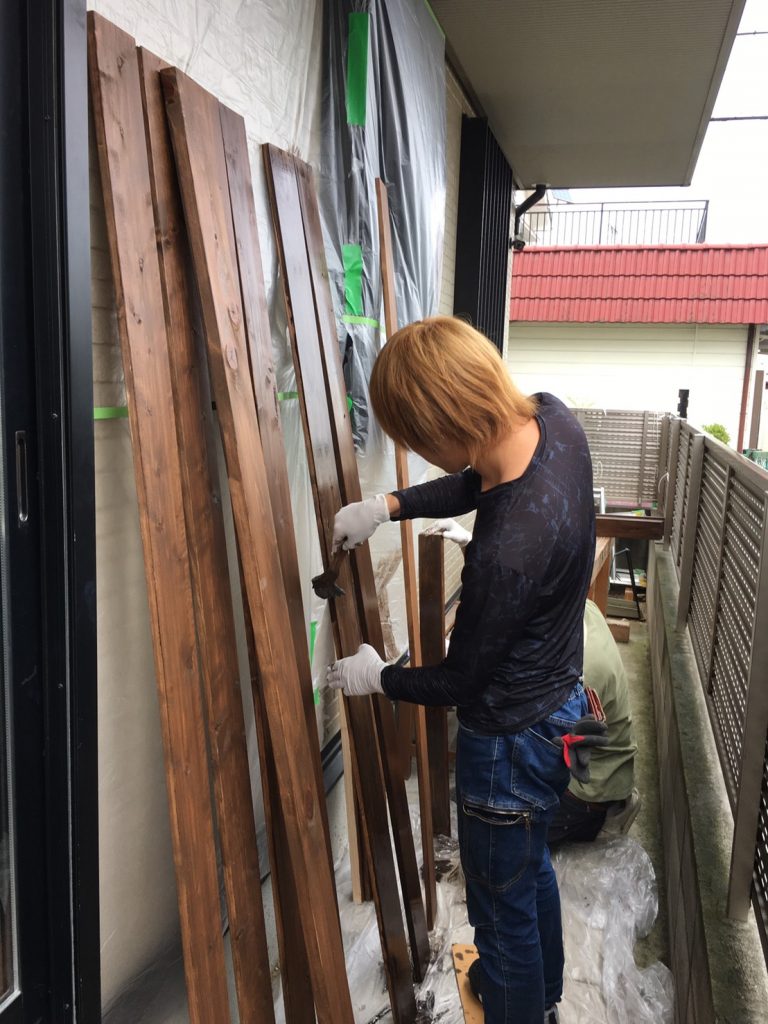 奈良市Ｉ様邸裁断した木材に着色